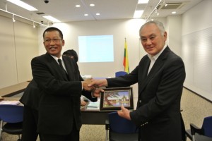 ティン・ウー・ルイン副大臣(左)が大西事務総長（右）に贈呈品を手交