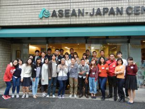 センター前での参加者による集合写真　