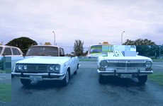 白い車体のタクシー