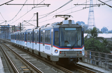 マニラを走るMRT(メトロスター)