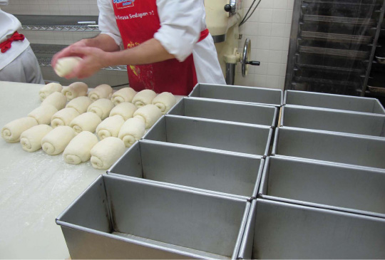 自社キッチンでのパンの製造